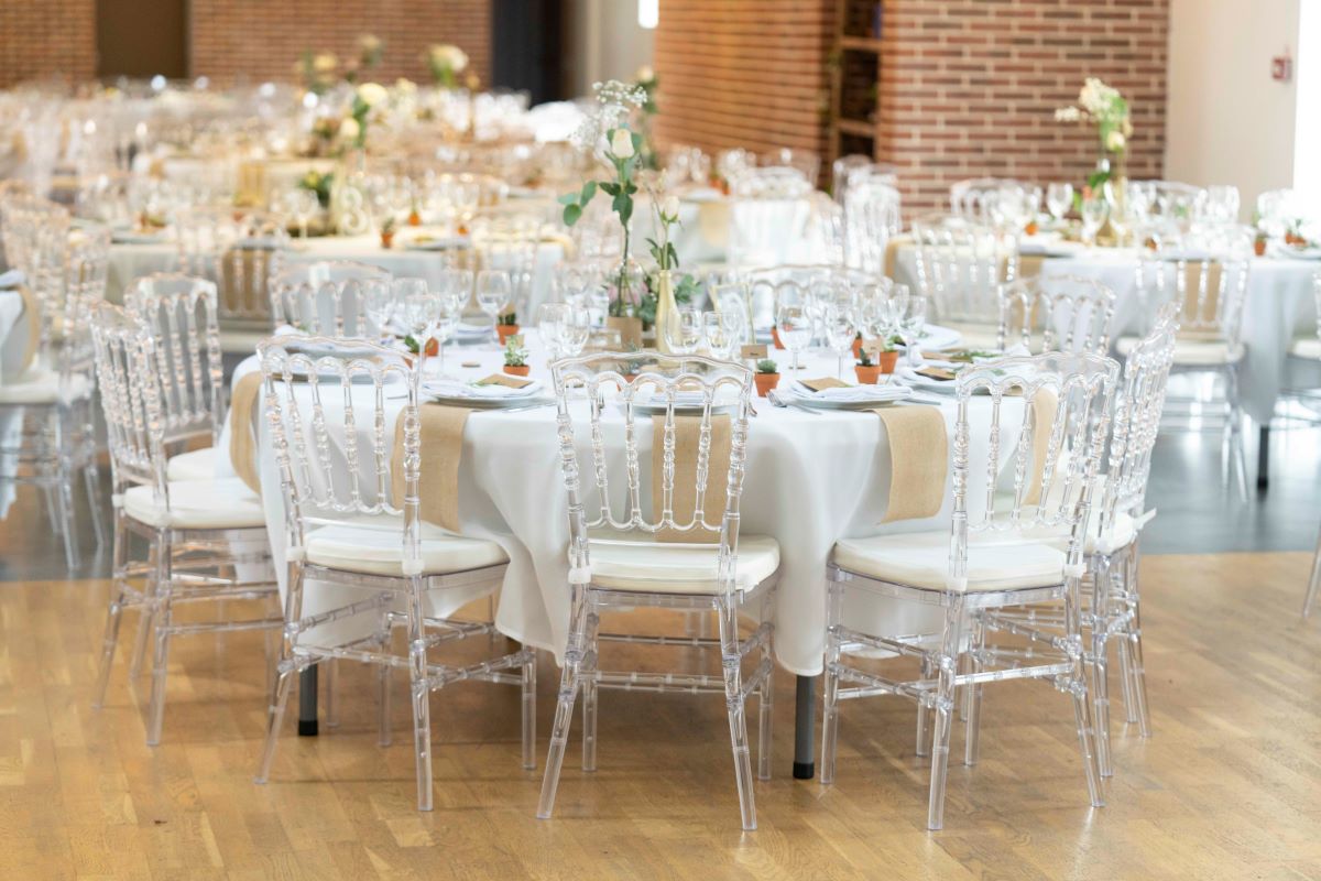 Salle de réception dressée pour un mariage