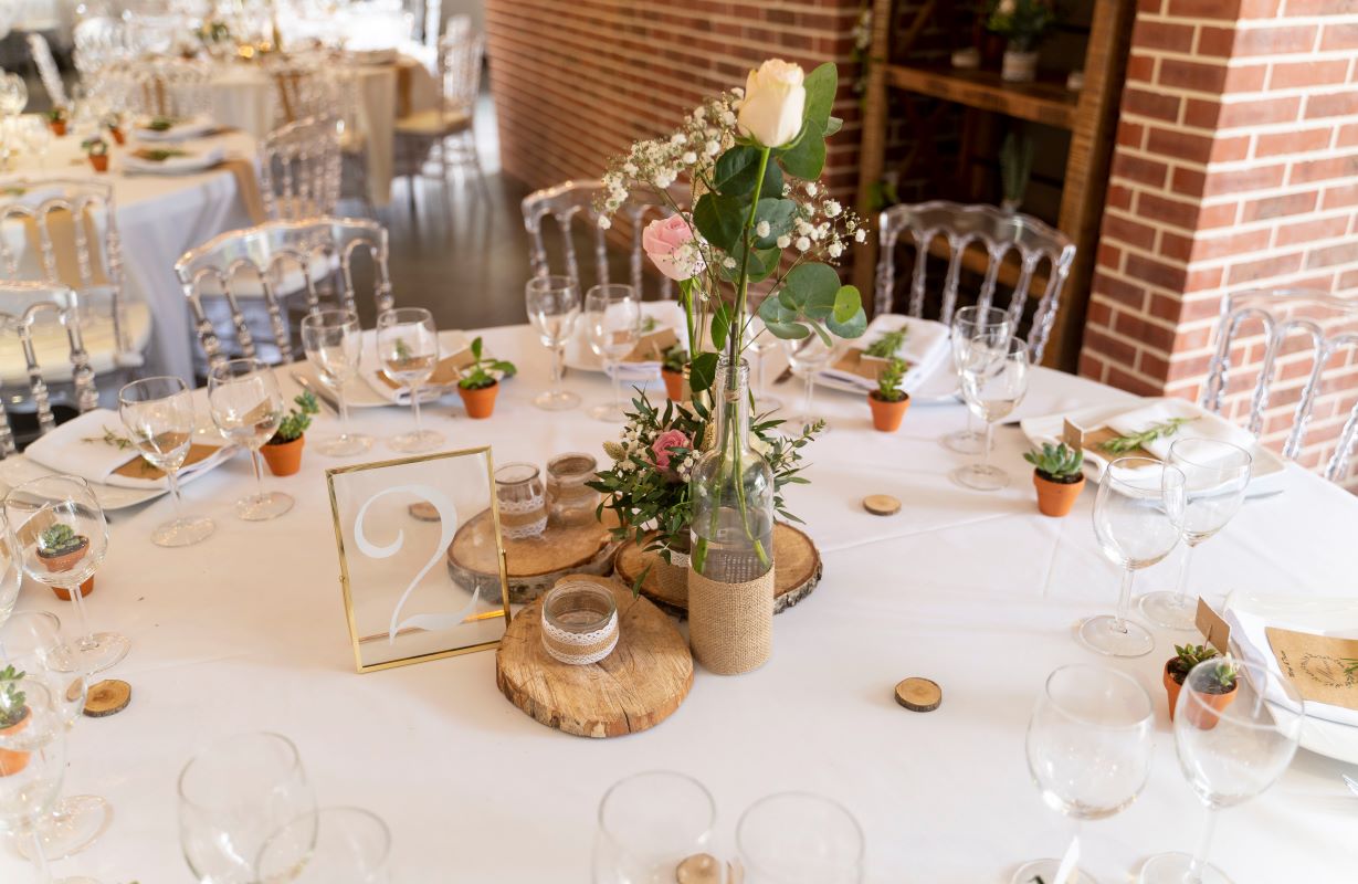 Table de réception décorée de fleurs et de bois naturel