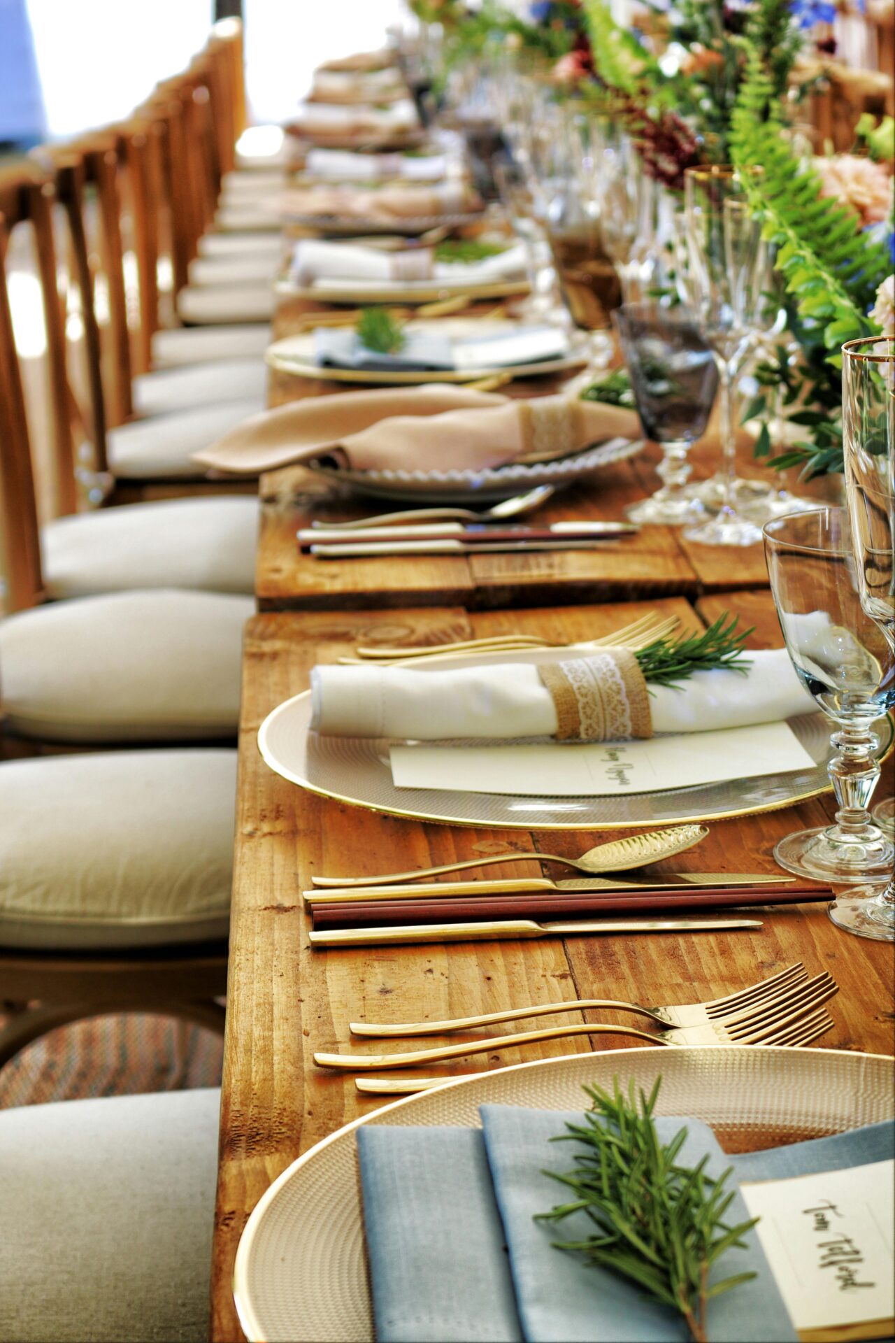Longue table en bois dressée